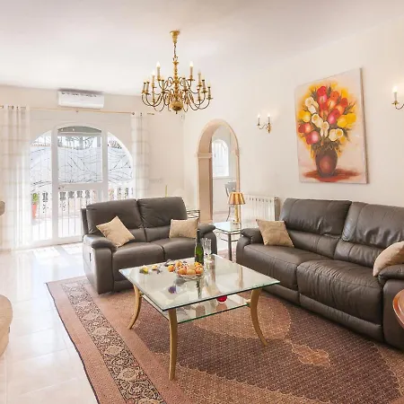 Quito By Interhome * كاليبي